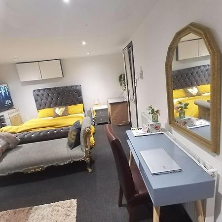 리즈 A Cosy Deluxe Size Studio With Queen Size And Sofa Bed 아파트 외부 사진