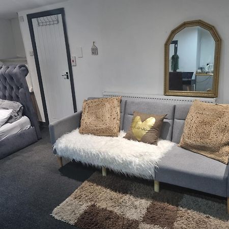 리즈 A Cosy Deluxe Size Studio With Queen Size And Sofa Bed 아파트 외부 사진