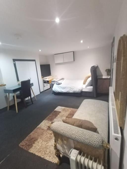 리즈 A Cosy Deluxe Size Studio With Queen Size And Sofa Bed 아파트 외부 사진