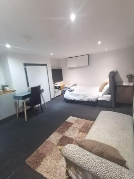 리즈 A Cosy Deluxe Size Studio With Queen Size And Sofa Bed 아파트 외부 사진