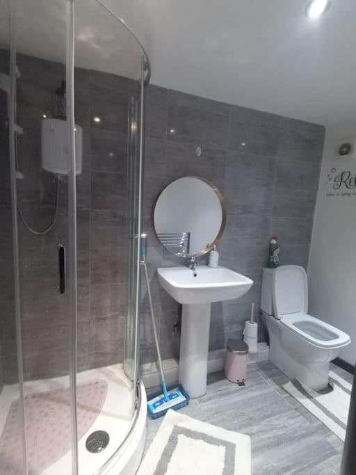 리즈 A Cosy Deluxe Size Studio With Queen Size And Sofa Bed 아파트 외부 사진
