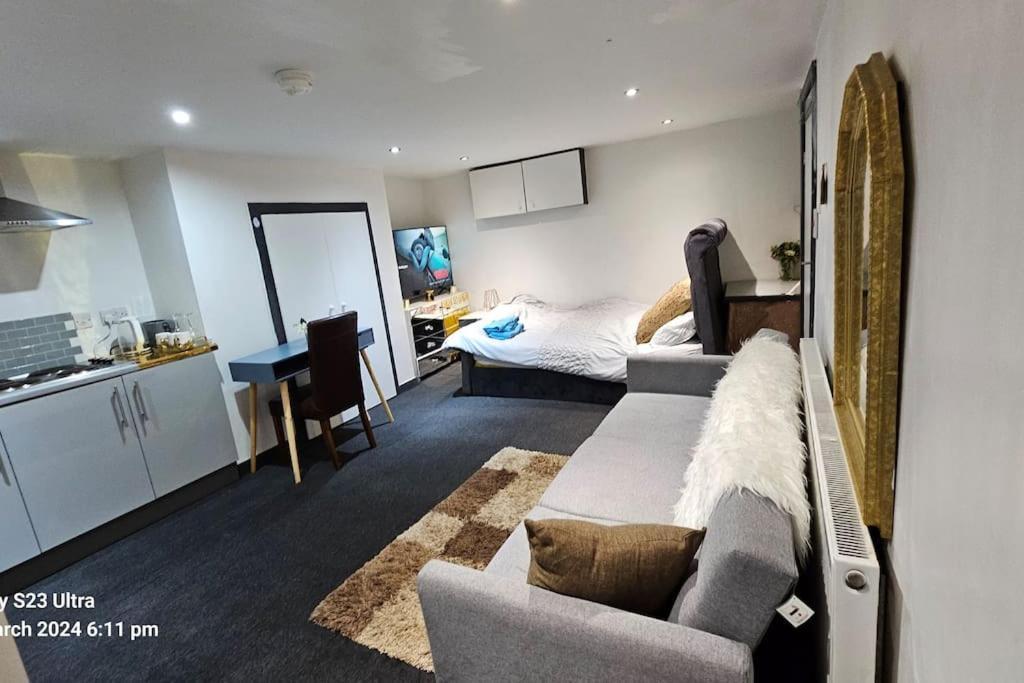 리즈 A Cosy Deluxe Size Studio With Queen Size And Sofa Bed 아파트 외부 사진