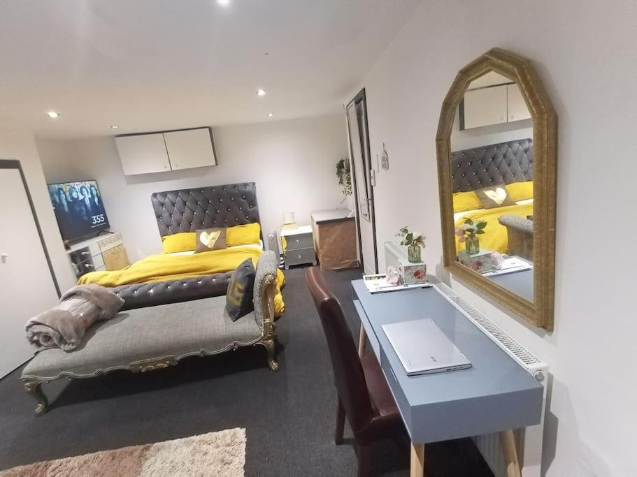 리즈 A Cosy Deluxe Size Studio With Queen Size And Sofa Bed 아파트 외부 사진