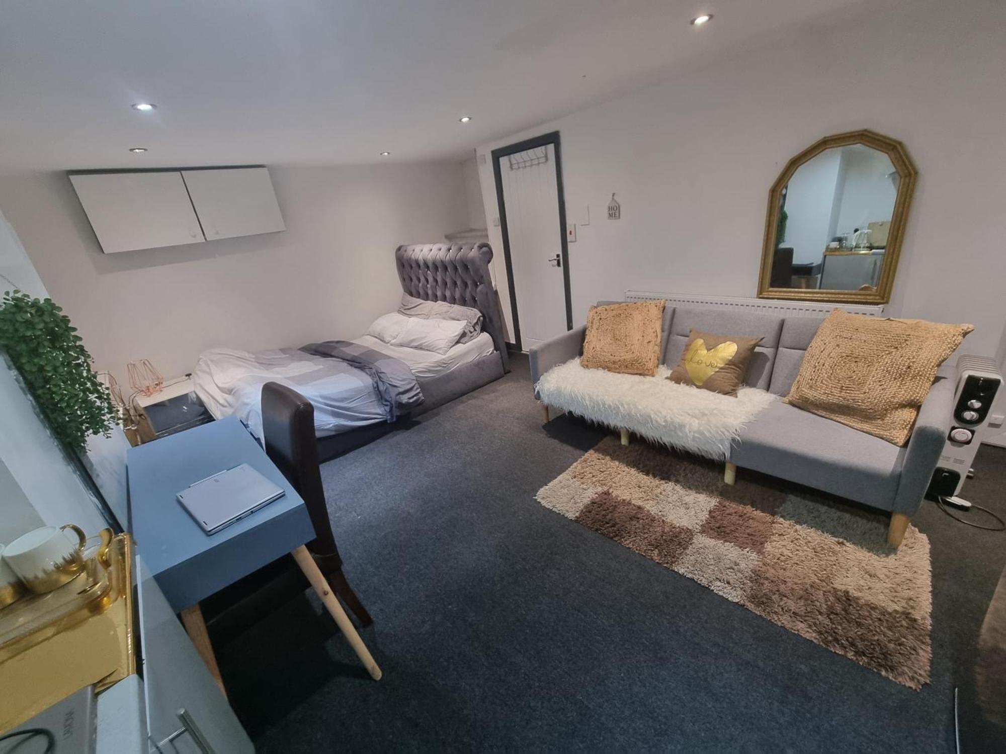 리즈 A Cosy Deluxe Size Studio With Queen Size And Sofa Bed 아파트 외부 사진